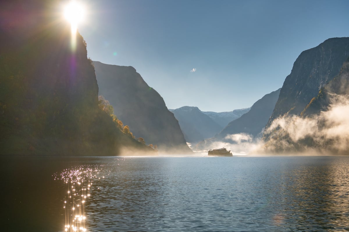 fjordcruise nærøyfjord haust Foto Sverre Hjørnevik
